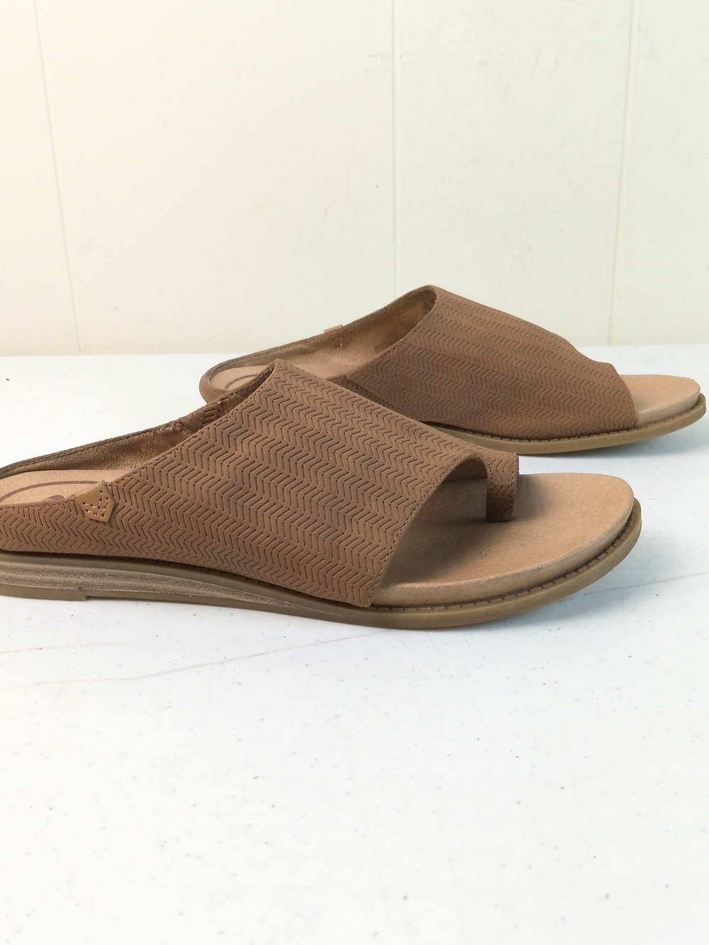 Dr. Scholls Slip On Thong Sandals Women Size 7.5 Tan Woven Faux Leather Slides